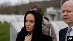 Glumica Anđelina Džoli i britanski šef diplomatije Vilijam Hejg u Srebrenici, 28. mart 2014.