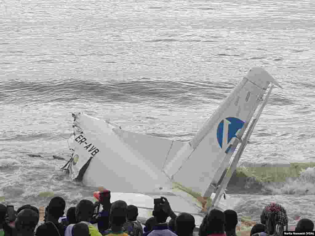 L’arrière de l’avion abîmé au bord de la mer au Port Bouet, au large d’Abidjan, Côte d’ivoire, 14 octobre 2017. (VOA/Narita Namasté) 