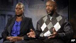 Los padres de Trayvon Martin hacen declaraciones a la prensa.