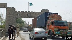 4일 아프간 나토군에 지원하는 보급품을 실은 차량이 파키스탄 영토를 통과하고 있다.