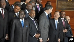 1月30日，非盟组织举行在埃塞俄比亚首都亚迪斯亚贝巴举行两天的峰会。图中第一排是：津巴布韦总统穆加贝（Robert Mugabe，左一），索马里总统马哈茂德（Hassan Sheikh Mohamud，左二），联合国秘书长潘基文（Ban ki-Moon，左四），埃塞俄比亚总理海尔马里亚姆（Hailemariam Desalegn，左五）。