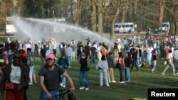 Polisi Belgia membubarkan kerumunan massa yang tertipu 'konser palsu' di taman kota Brussel, Kamis 1 April 2021 (foto: Reuters). 