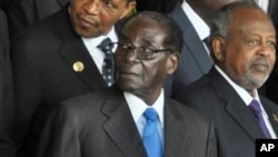 Le président Robert Mugabe dans une photo prise avec d'autres chefs d'états africains lors sur Sommet annuel de l'Union africaine, après son accession à la tête de l'Union afriaince, vendredi 30 janvier 2015.