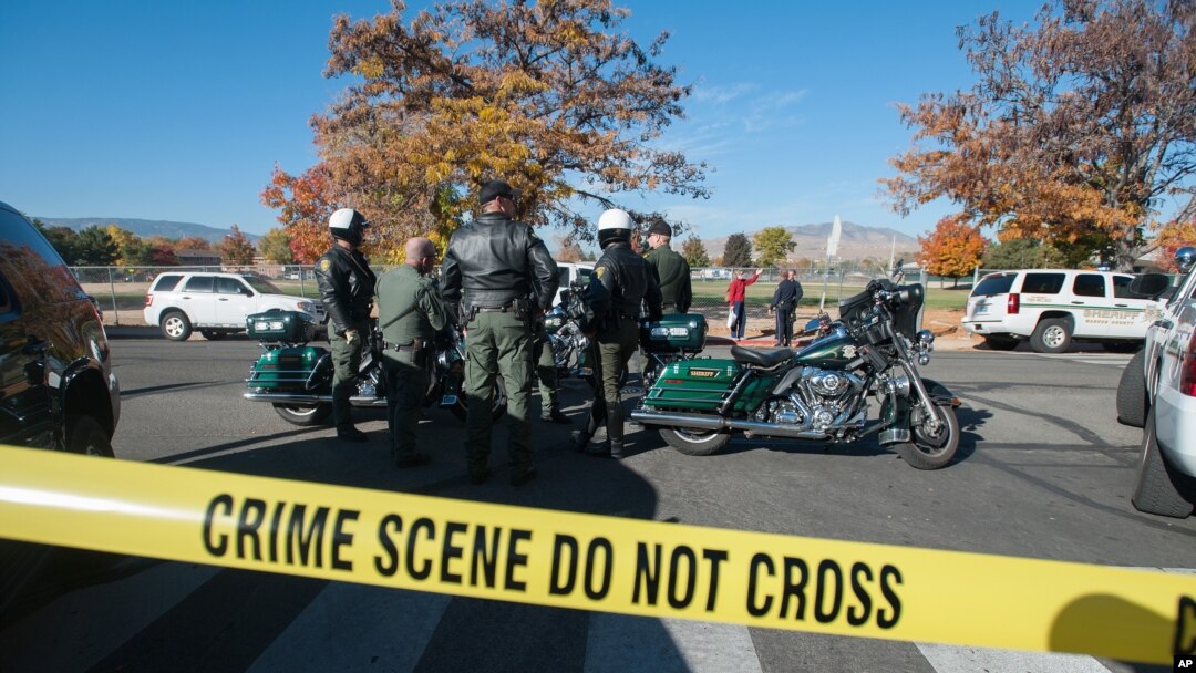 Polisi mengamankan wilayah sekitar Sparks Middle School menyusul penembakan di sekolah yang terletak di Sparks, negara bagian Nevada, AS, Senin (21/10). (AP Photo/Kevin Clifford)