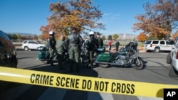 Polisi mengamankan wilayah sekitar Sparks Middle School menyusul penembakan di sekolah yang terletak di Sparks, negara bagian Nevada, AS, Senin (21/10). (AP Photo/Kevin Clifford)