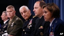 18일 미국 국방부에서 열린 기자회견에서 미 공군 지나 그로소 준장(오른쪽)이 여군 전투부대 배치에 대해 발언하고 있다. 