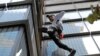 Pemanjat asal Perancis, Alain Robert, atau yang dijuluki "Spiderman" mencoba memanjat Menara Heron di distrik bisnis London, Inggris, 25 Oktober 2018.
