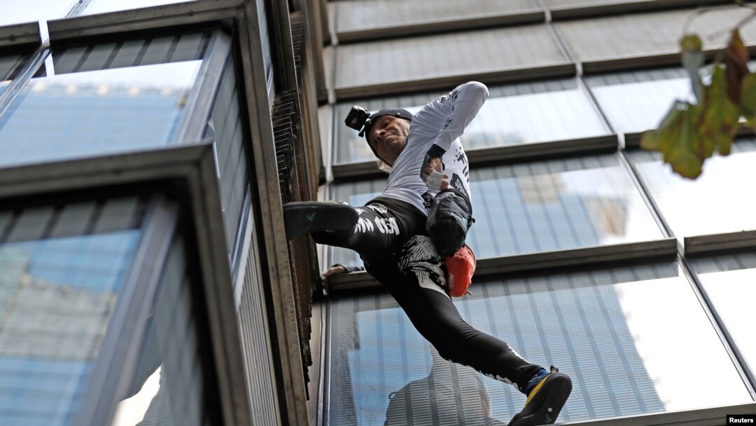 Pemanjat asal Perancis, Alain Robert, atau yang dijuluki "Spiderman" mencoba memanjat Menara Heron di distrik bisnis London, Inggris, 25 Oktober 2018.