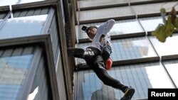 Pemanjat asal Perancis, Alain Robert, atau yang dijuluki "Spiderman" mencoba memanjat Menara Heron di distrik bisnis London, Inggris, 25 Oktober 2018.