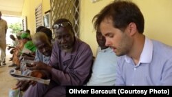 Henri Thulliez en juillet 2013 au Tchad avec des survivants du régime Hissene Habré.