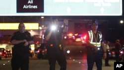 Pripadnici policije na ulazu u Medjunarodni aerodrom u Nju Orleansu, Luizijana, 21. mart 2015.