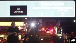 Para petugas keamanan di pintu masuk Bandara Internasional New Orleans (20/1). (AP/Jonathan Bachman)