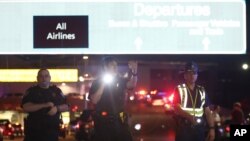 Policías dirigen el tráfico frente a la entrada del aeropuerto de Nueva Orleans, donde un hombre armado con un machete causó pánico el viernes por la noche.