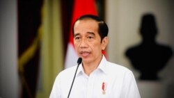 Presiden Jokowi dalam telekonferensi pers di Istana Merdeka, Jakarta, Senin (26/4), memberikan penghargaan kenaikan pangkat kepada 53 awak KRI Nanggala 402 dan Kabinda Papua. (Foto: Courtesy/Biro Pers)