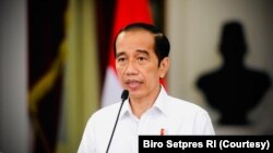 Presiden Jokowi dalam telekonferensi pers di Istana Merdeka, Jakarta ,Senin (26/4), memberikan penghargaan kenaikan pangkat kepada 53 awak KRI Nanggala 402 dan Kabinda Papua. (Foto: Courtesy/Biro Pers)