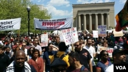 Demonstrasi melawan kebrutalan polisi dan mendukung Baltimore di Baltimore, Maryland (2/5). (VOA/R. Muntu)