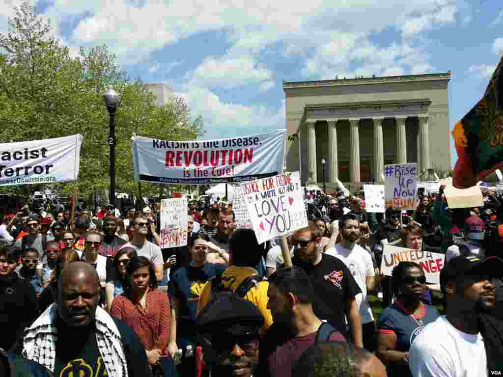 Marches rally against police brutality and in support of Baltimore in Baltimore, Maryland, May 2, 2015. (R. Muntu/VOA)