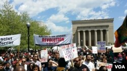 Massa berpawai menentang kebrutalan polisi dan mendukung warga Baltimore hari Sabtu 2 Mei 2015. (R. Muntu/VOA)