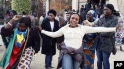 Southern Sudanese women dance outside a polling station in Cairo, 09 Jan 9 2011