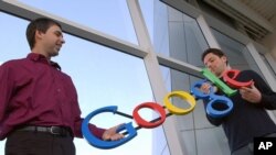 En esta foto de archivo del 15 de enero de 2004, los cofundadores de Google, Larry Page, izquierda, y Sergey Brin posan en la sede de la empresa
