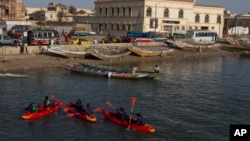 Un groupe de jeunes sénégalais font du kayak sur le fleuve Sénégal, à Saint-Louis, Sénégal, 18 mai 2013.