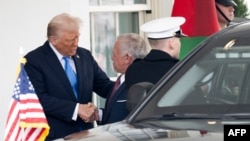 Presiden Amerika Serikat Donald Trump menyambut Raja Yordania Abdullah II setibanya di Gedung Putih, Washington, D.C, 11 Februari 2025. (SAUL LOEB / AFP)