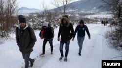 Sekelompok migran berupaya melintasi perbatasan secara ilegal ke Kroasia di Gunung Pljesevica dekat Bihac, Bosnia dan Herzegovina 19 Desember 2018. (Foto: dok). 