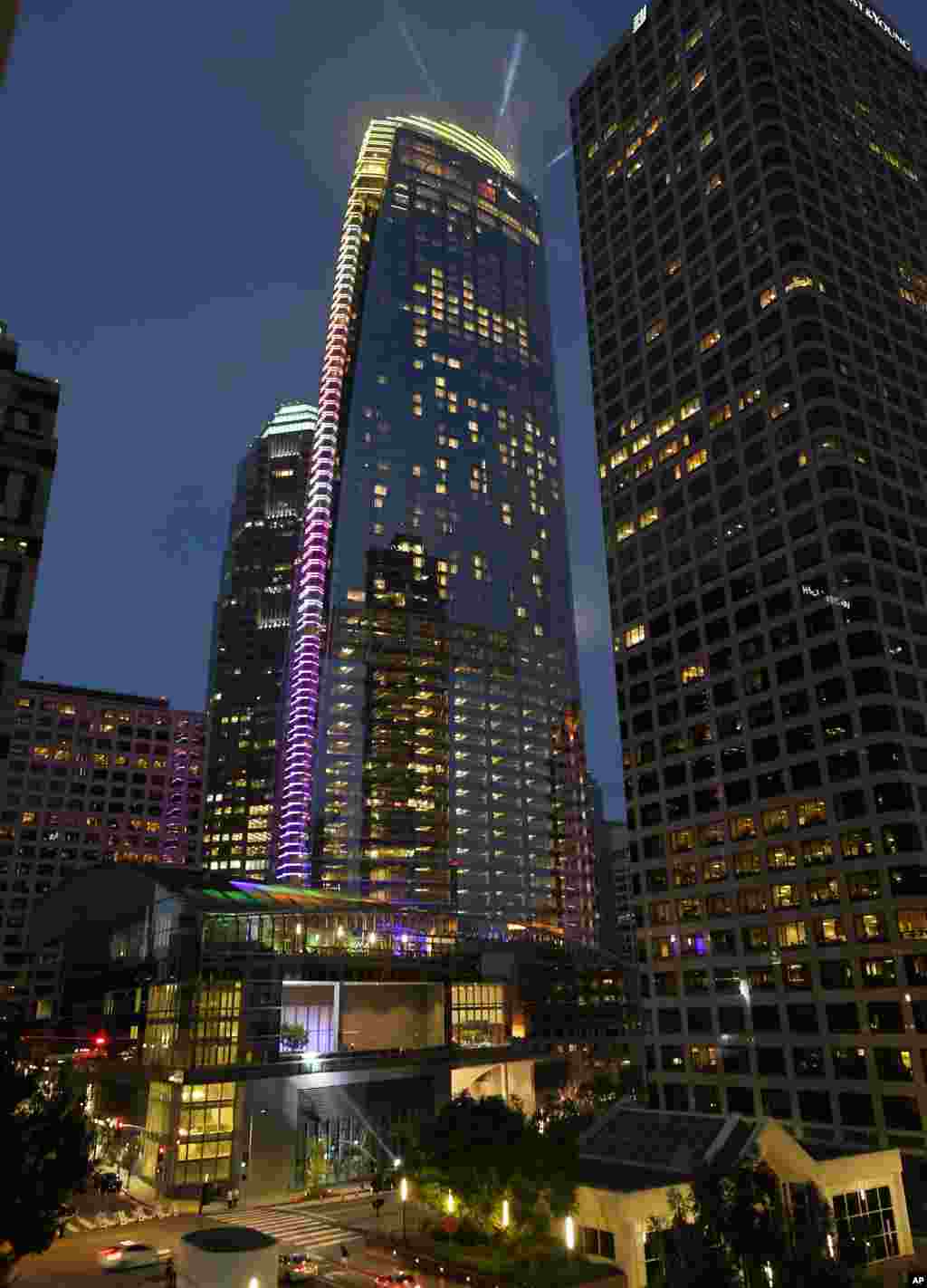 نمایش نور در جشن افتتاح&nbsp; برج ویلشایر بلندترین برج در غرب آمریکا