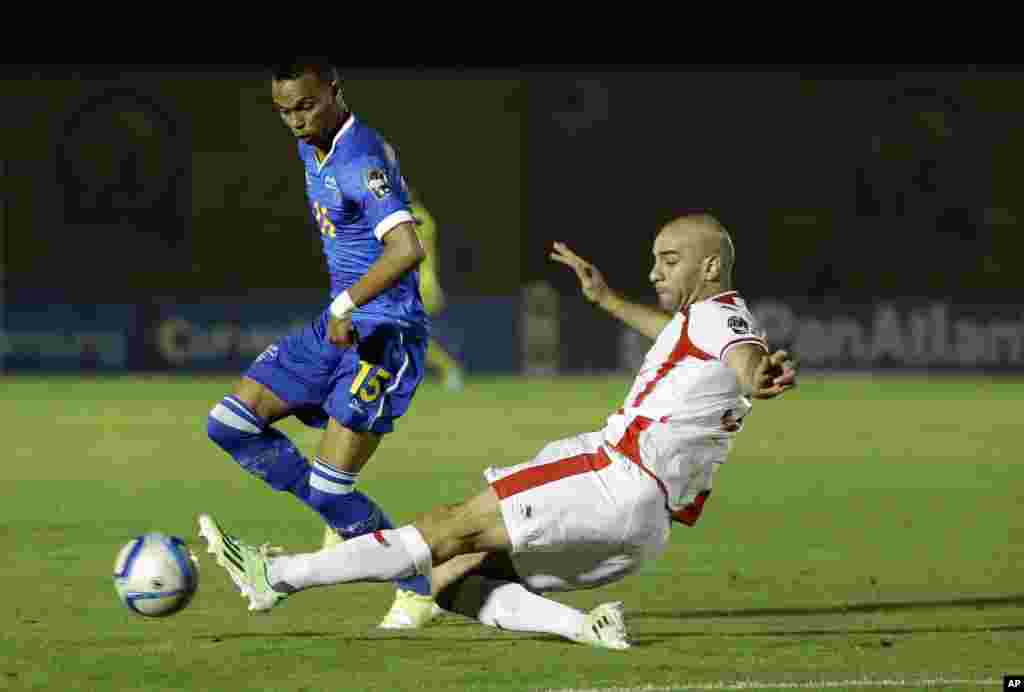 Nuno Rocha du Cap-Vert, à gauche, au courps à corps avec Aymen Abdennour de la Tunisie, à droite, lors du match de football de la Coupe d&#39;Afrique des nations Groupe B entre le Cap Vert et la Tunisie dans Ebebiyin, la Guinée équatoriale, dimanche 18 janvier 2015.