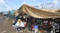 Residents gather outside UNMIS sector headquarters in Kadugli town, June 9, 2011. United Nations says as many as 40,000 people may have fled fighting in Sudan's Southern Kordofan state.