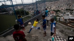 ARCHIVO - Niños juegan fútbol mientras esperan un programa de entrenamiento de fútbol callejero dirigido por la organización no gubernamental Street Child United Brazil en la favela Complexo da Penha, en Río de Janeiro, Brasil, abril de 2023.