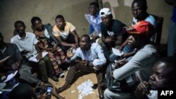 Les agents électoraux improvisés comptent les votes après un vote symbolique le 30 décembre 2018 au Stade Kalinda de Beni, où le vote a été reporté aux élections générales en République démocratique du Congo.