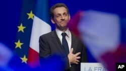 El presidente Nicolas Sarkozy habló a sus partidarios tras conocer que había sido derrotado. [Foto: AP].