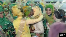 Obabiyi Aishah Ajibola dari Nigeria mendapat ucapan selamat dari rekan-rekannya (18/9). Kontes Miss Muslimah mendorong alternatif gagasan kecantikan yang lebih sederhana.