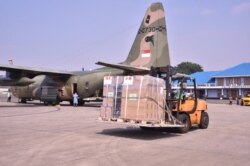 Para pekerja menurunkan bantuan alat-alat medis dari Pemerintah Singapura dari dalam pesawat, di Jakarta, Jumat, 9 Juli 2021. Bantuan itu untuk membantu Indonesia menangani lonjakan kasus COVID-19.