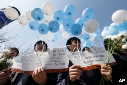 นักเคลื่อนไหวหัวอนุรักษ์นิยมของเกาหลีใต้ร่วมชุมนุมในวันก่อนวันครบรอบ 5 ปีของเหตุการณ์เรือรบ Cheonan จม ในกรุงโซล เมื่อ 25 มี.ค. 2558 (Ahn Young-joon/AP)