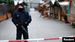 21일 차량 테러가 발생한 독일 베를린의 성탄 시장에서 경찰이 경계근무를 서고 있다.