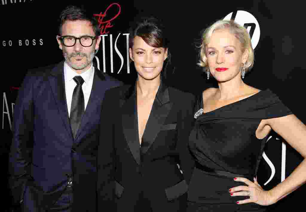 Sutradara Michel Hazanavicius, aktris Berenice Bejo (tengah), dan aktris Penelope Ann Miller pada pemutaran perdama film "The Artist" di New York, 17 November 2011 lalu. Film tanpa dialog ini meraih nominasi Film Terbaik (AP).