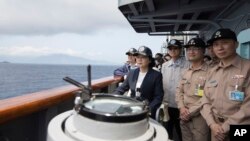 차이잉원 타이완 총통(왼쪽에서 두 번째)이 13일 타이완 동부 해안에서 군함에 탑승해 해군과 공군의 합동 해상훈련을 시찰하고 있다. 