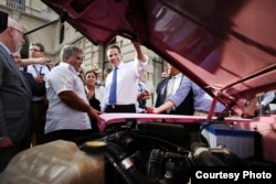 New York Governor Andrew Cuomo stops to appreciate a vintage car while traveling on a trade mission to Cuba, April 20, 2015. (Office of Gov. Andrew Cuomo)