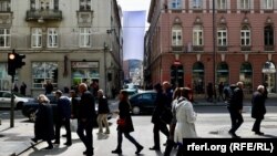 Bijelo platno postavljeno je u centru Sarajeva u ulici gdje je platno korišteno kao zaštita od snajpera tokom rata.