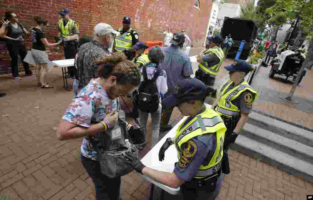 پرتشدد مظاہروں کا ایک سال مکمل ہونے کے موقع پر ورجینیا کے گورنر نے شارلٹس ول میں ہنگامی حالت نافذ کردی تھی جس کے تحت پولیس کو اضافی اختیارات دیے گئے ہیں۔