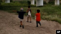 Enfants à Matamoros, dans l'État de Tamaulipas, au Mexique, le 26 juin 2019. (AP)