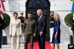 Presiden Joe Biden dan ibu negara Jill Biden menyambut Presiden Ukraina Volodymyr Zelenskyy dan istrinya Olena Zelenska di Halaman Selatan Gedung Putih di Washington, Kamis, 21 September 2023. (Foto: AP/Susan Walsh)
