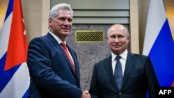 El presidente ruso, Vladimir Putin, se reúne con su homólogo cubano, Miguel Díaz-Canel, en la residencia estatal de Novo-Ogaryovo, en las afueras de Moscú, el martes-