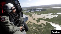 Personal aéreo de la Armada de EE.UU. realizan misiones de reconocimiento en helicópteros MH-60R Seahawk, tras el paso del huracán Irma por Florida.
