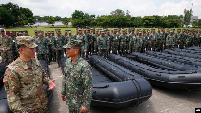资料照片：美国军方向菲律宾陆战队提供的海上突击艇等设备（2017年6月5日）