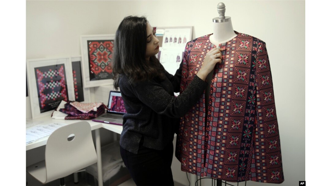 Desainer Natalie Tahhan mengerjakan versi modern busana tradisional Palestina, thobe, di studio jahitnya di Yerusalem, 29 Januari 2019.