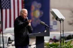Joe Biden, calon presiden AS yang diusung Partai Demokrat, berbicara di kampanye drive-in di Gereja Baptis Sharon, Philadelphia, Minggu, 1 November 2020. (Foto: Andrew Harnik/AP)