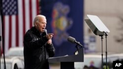 Demokratski predsjednički kandidat Joe Biden govori na mitingu ispred baptističke crkve Sharon 1. novembra 2020.